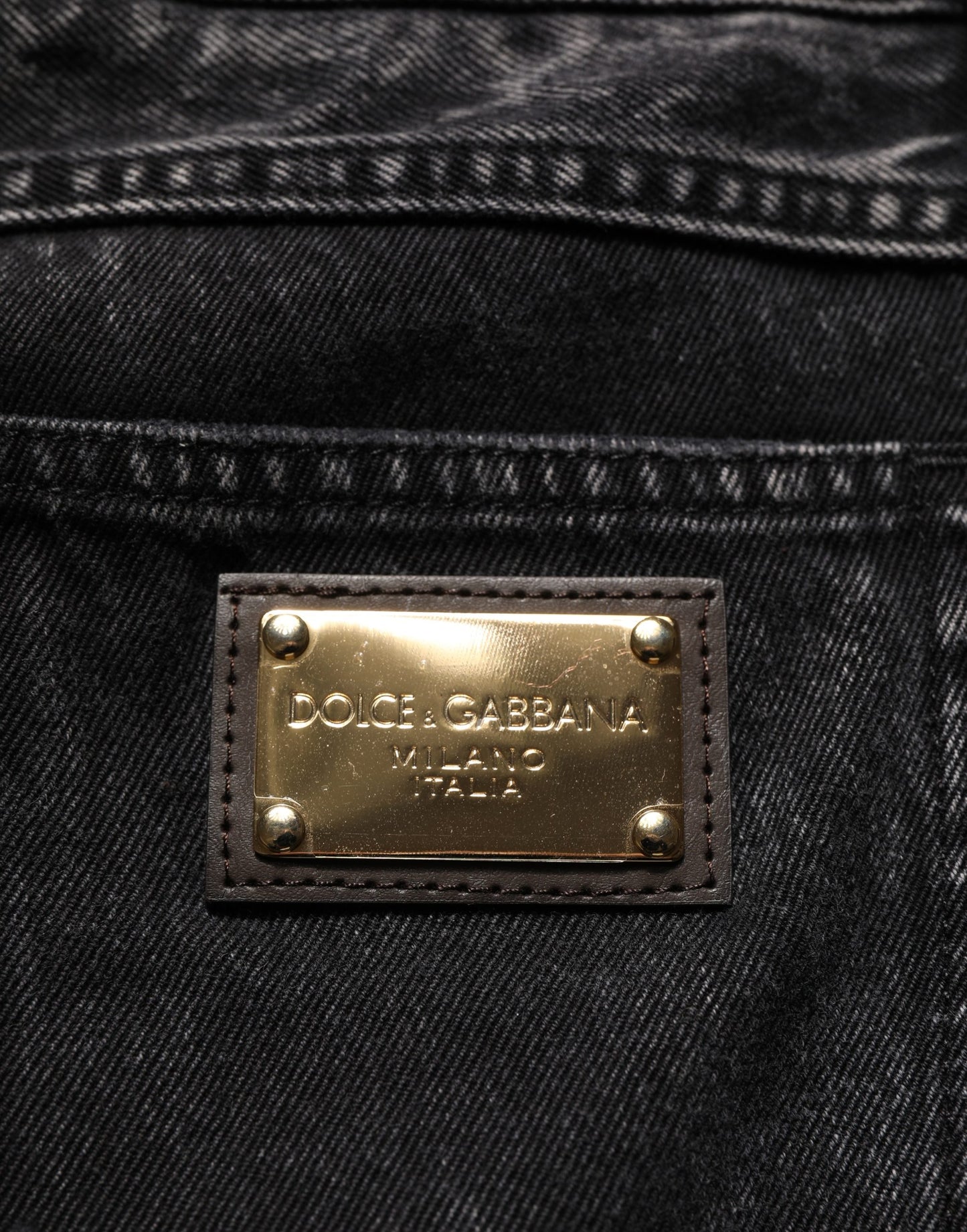 جينز من الدنيم بخصر مستقيم من دولتشي آند غابانا، باللون الأسود الباهت من القطن