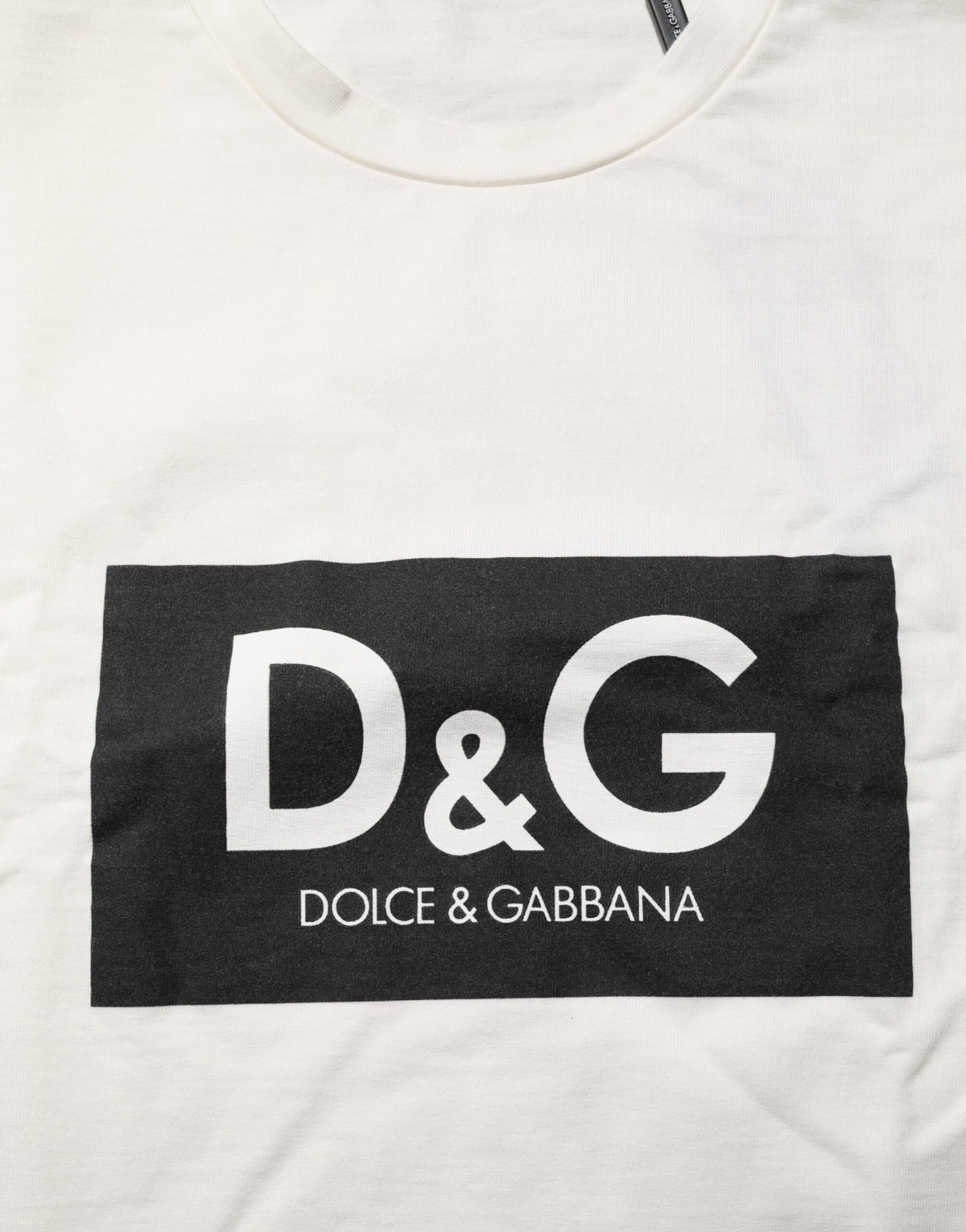تي شيرت رجالي من Dolce & Gabbana أبيض بياقة دائرية وطبعة شعار من القطن