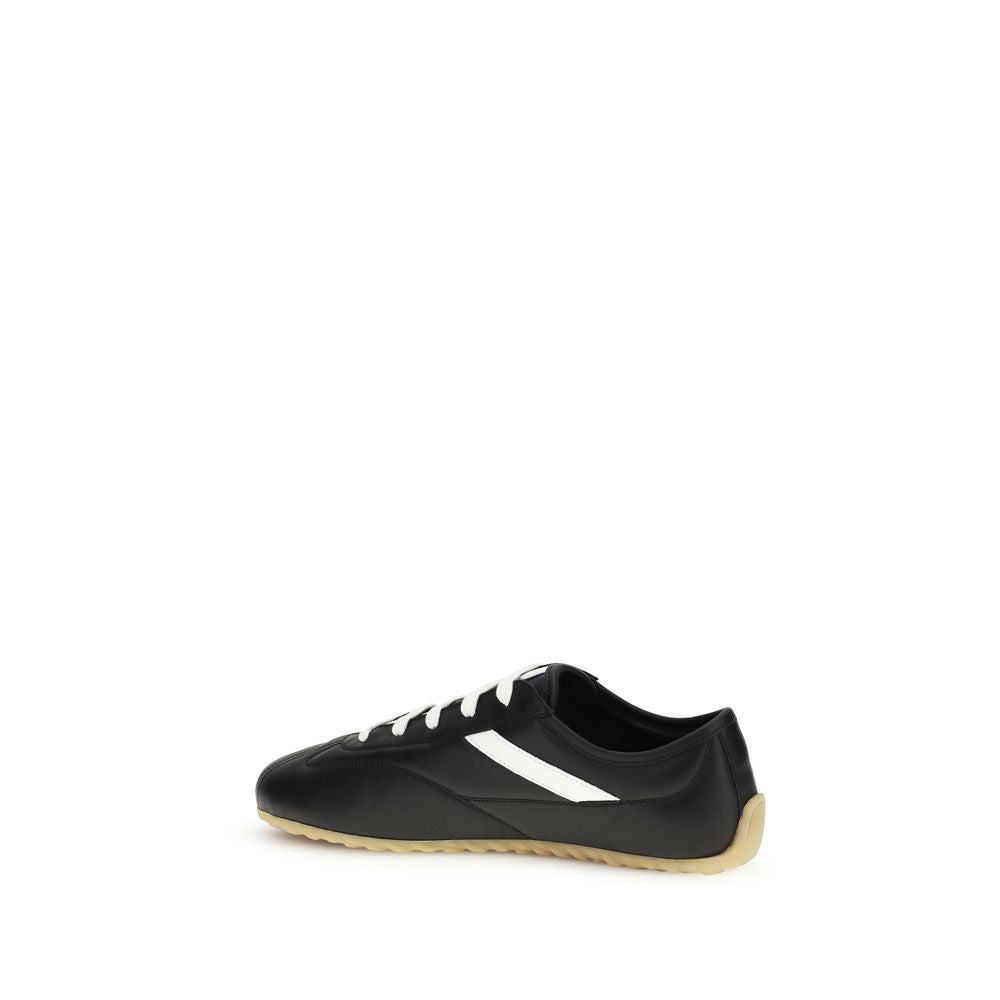 حذاء رياضي ألكسندر ماكوين منخفض الساق من جلد عجل أسود (بوس توروس)