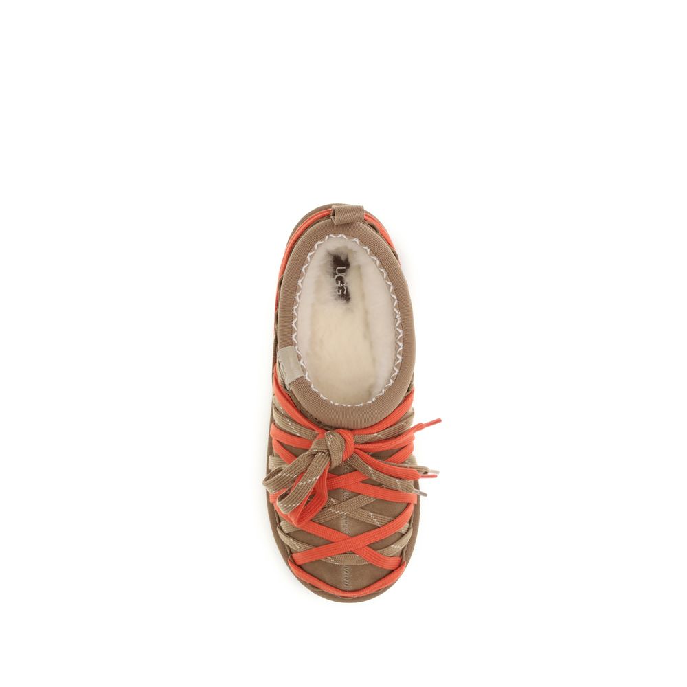 صنادل UGG متعددة الألوان من جلد الشمواه بحزام إغلاق
