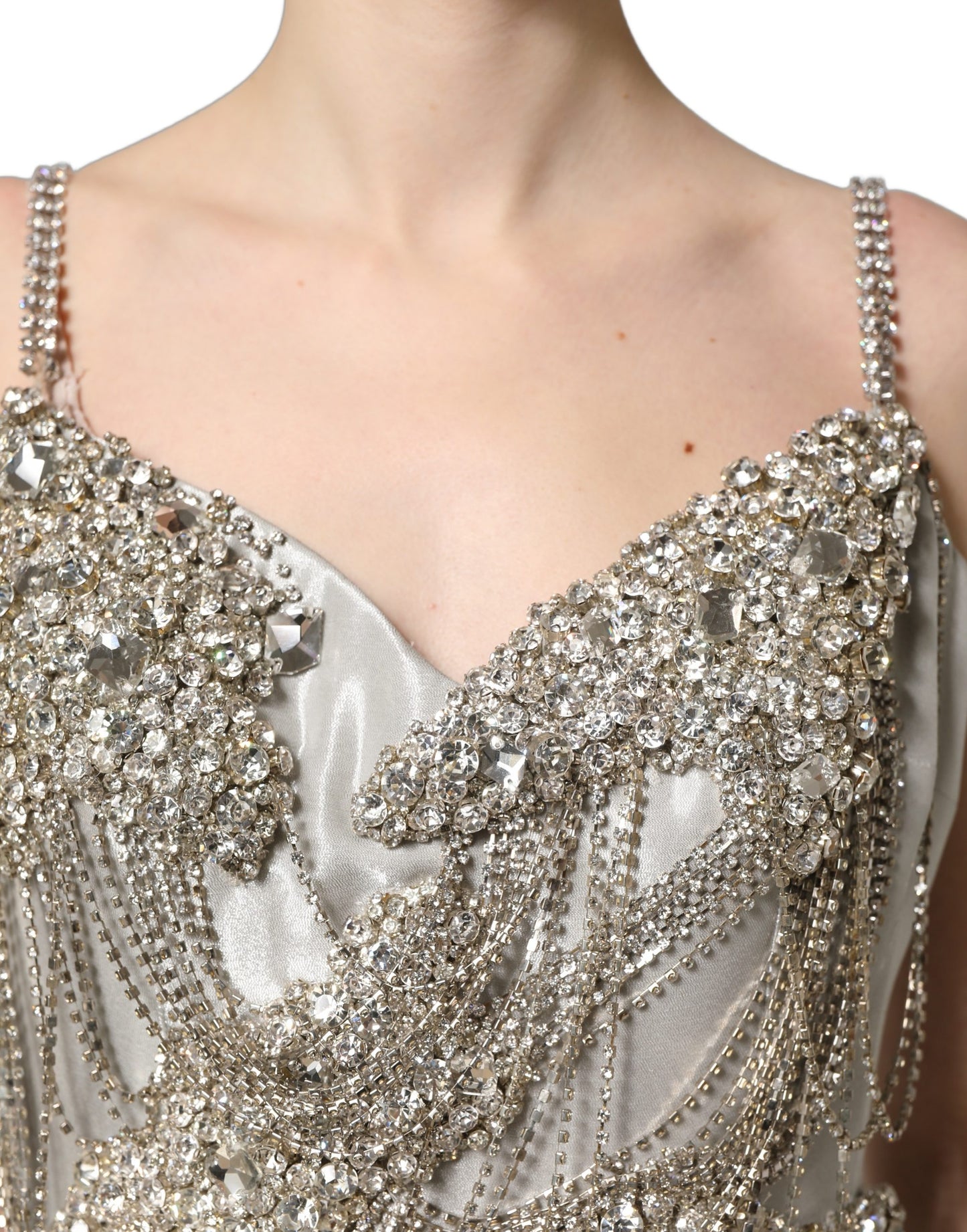 فستان سهرة دولتشي آند غابانا مزين بالكريستال الفضي
