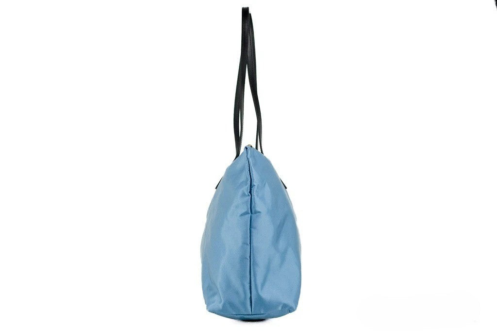 حقيبة يد فيرساتشي بورتونا ميدوسا متوسطة الحجم من النايلون والجلد باللون الأزرق الزهري