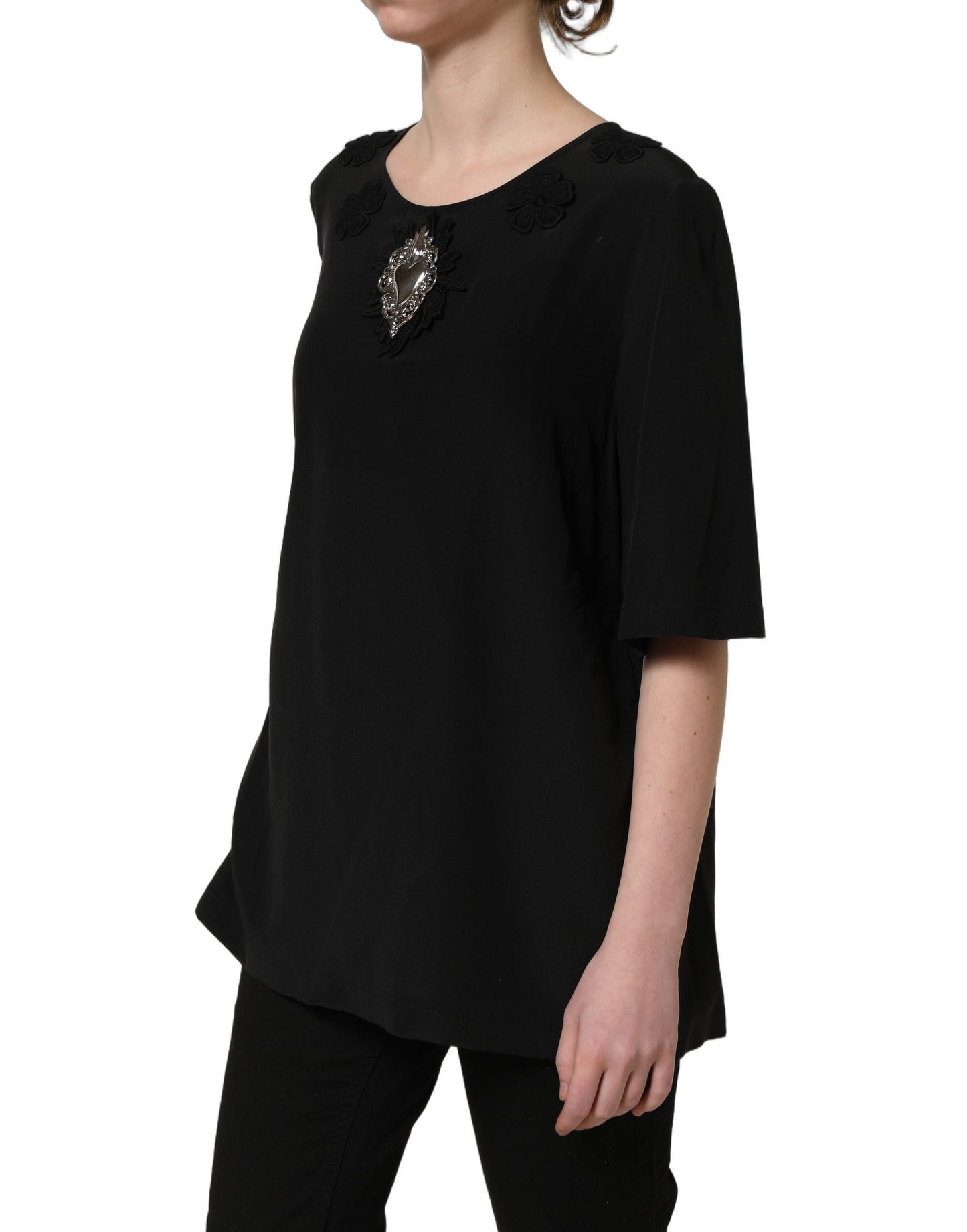 بلوزة دولتشي آند غابانا من الحرير الأسود المزينة بتطريز قلب منقوش بالزهور