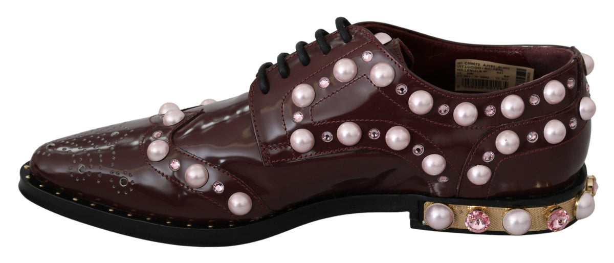 حذاء دولتشي آند غابانا الرسمي باللون العنابي من الجلد مع لؤلؤ الكريستال