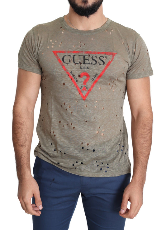 تيشيرت رجالي كاجوال مثقوب من Guess باللون البني من القطن المطاطي ومطبوع عليه شعار