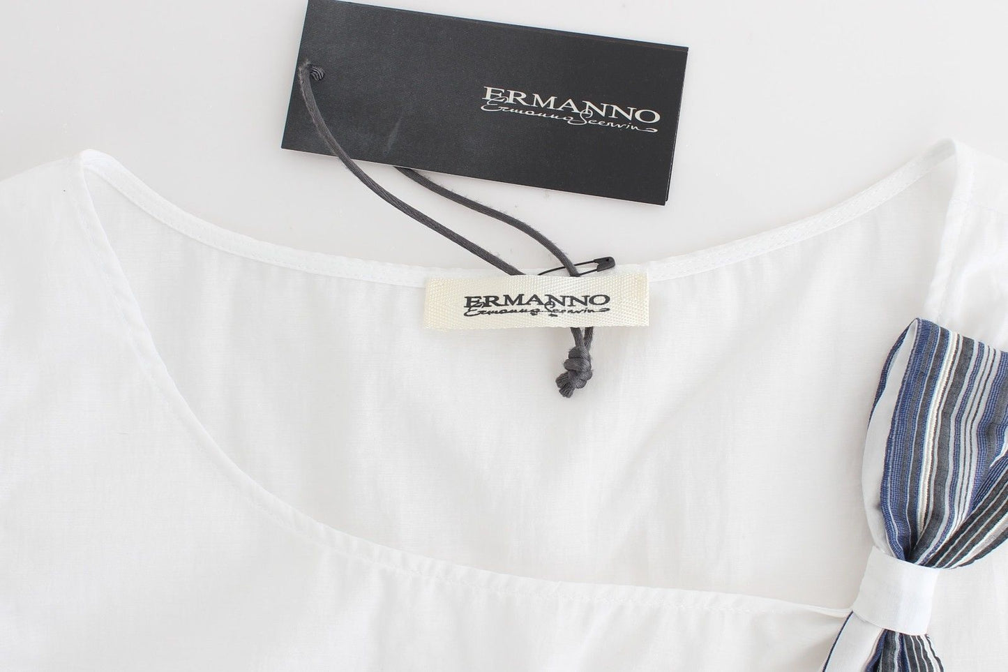 Ermanno Scervino بلوزة توب بيضاء زرقاء بدون أكمام