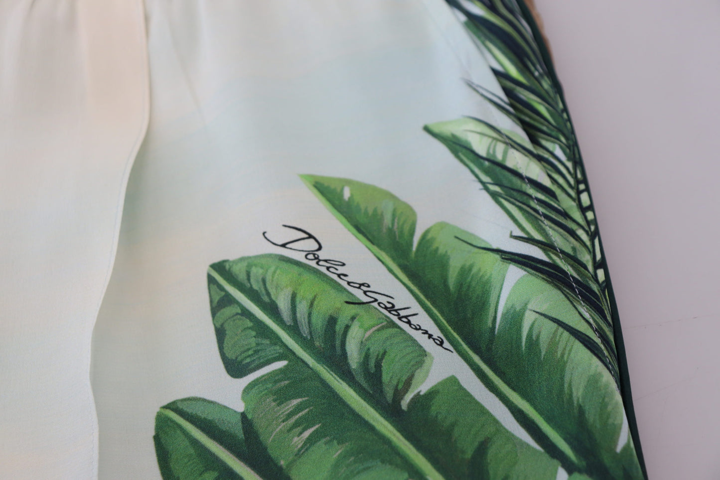 بنطال رياضي (Jogger) رجالي بطبعة زهور بيضاء من Dolce & Gabbana