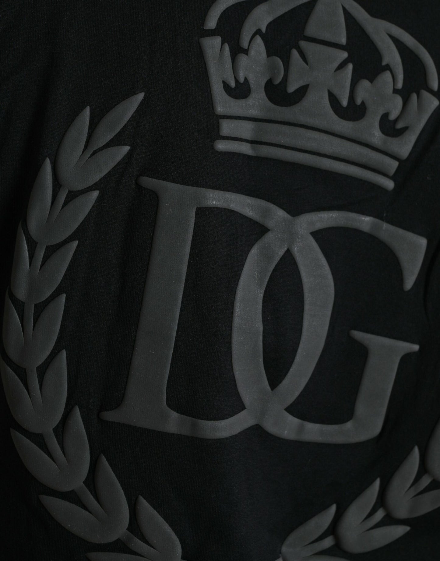تيشيرت أسود بشعار منقوش وياقة دائرية وأكمام قصيرة من Dolce & Gabbana