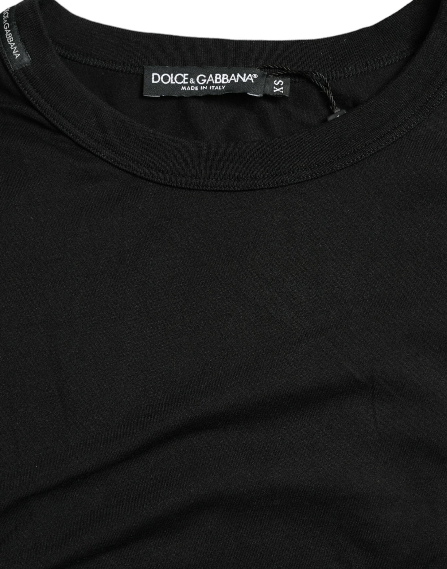 تيشيرت أسود بشعار منقوش وياقة دائرية وأكمام قصيرة من Dolce & Gabbana
