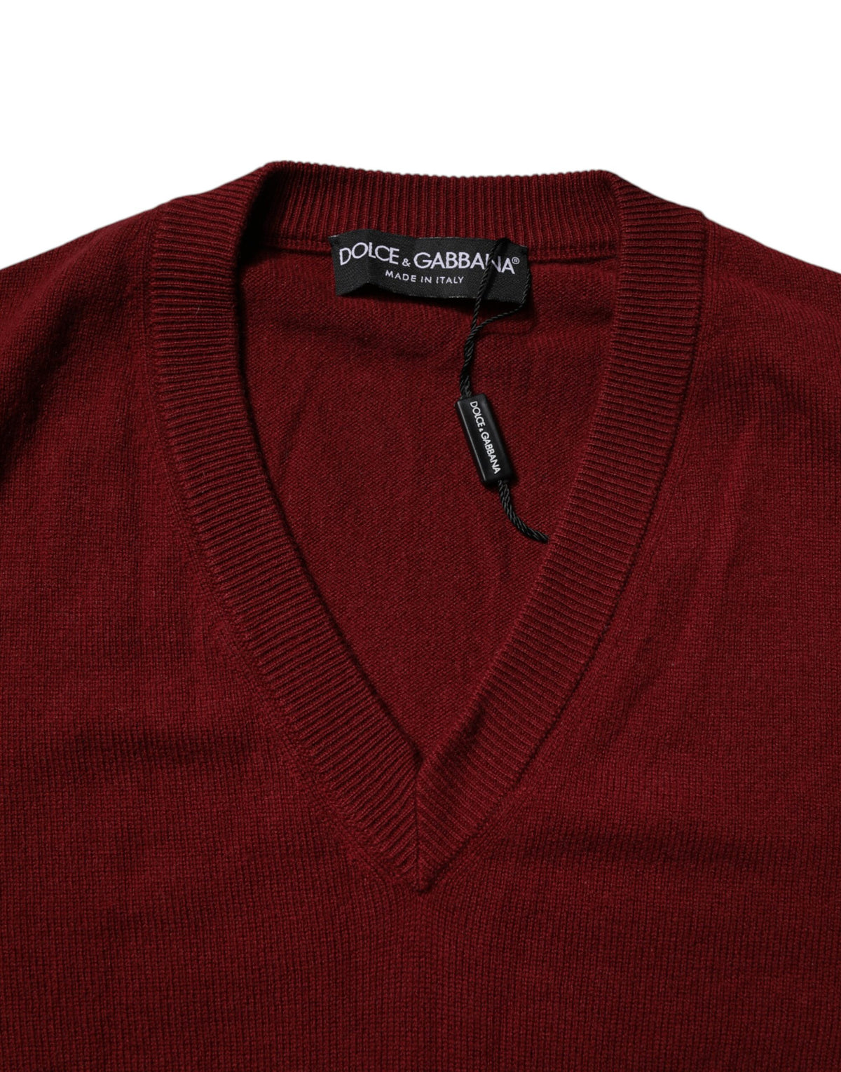 سترة بياقة على شكل حرف V من الكشمير العنابي للرجال من دولتشي آند غابانا