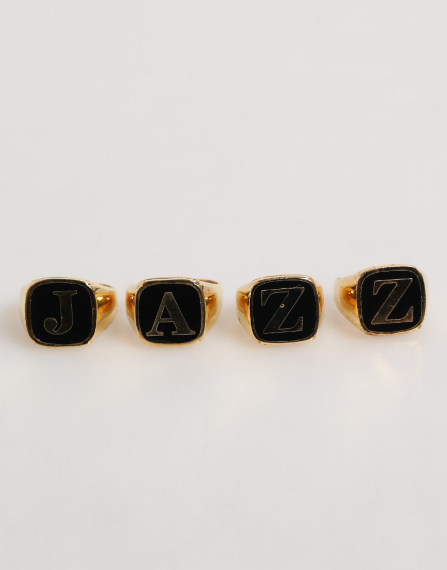 خاتم دولتشي آند غابانا نحاسي مطلي بالذهب قابل للتعديل 4 قطع حروف JAZZ