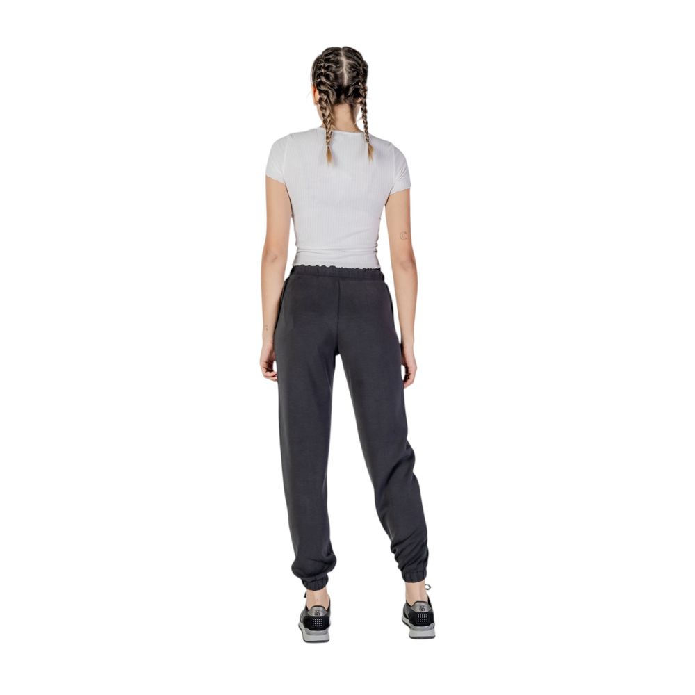 بنطال رياضي (Joggers) من البوليستر الأسود من Guess