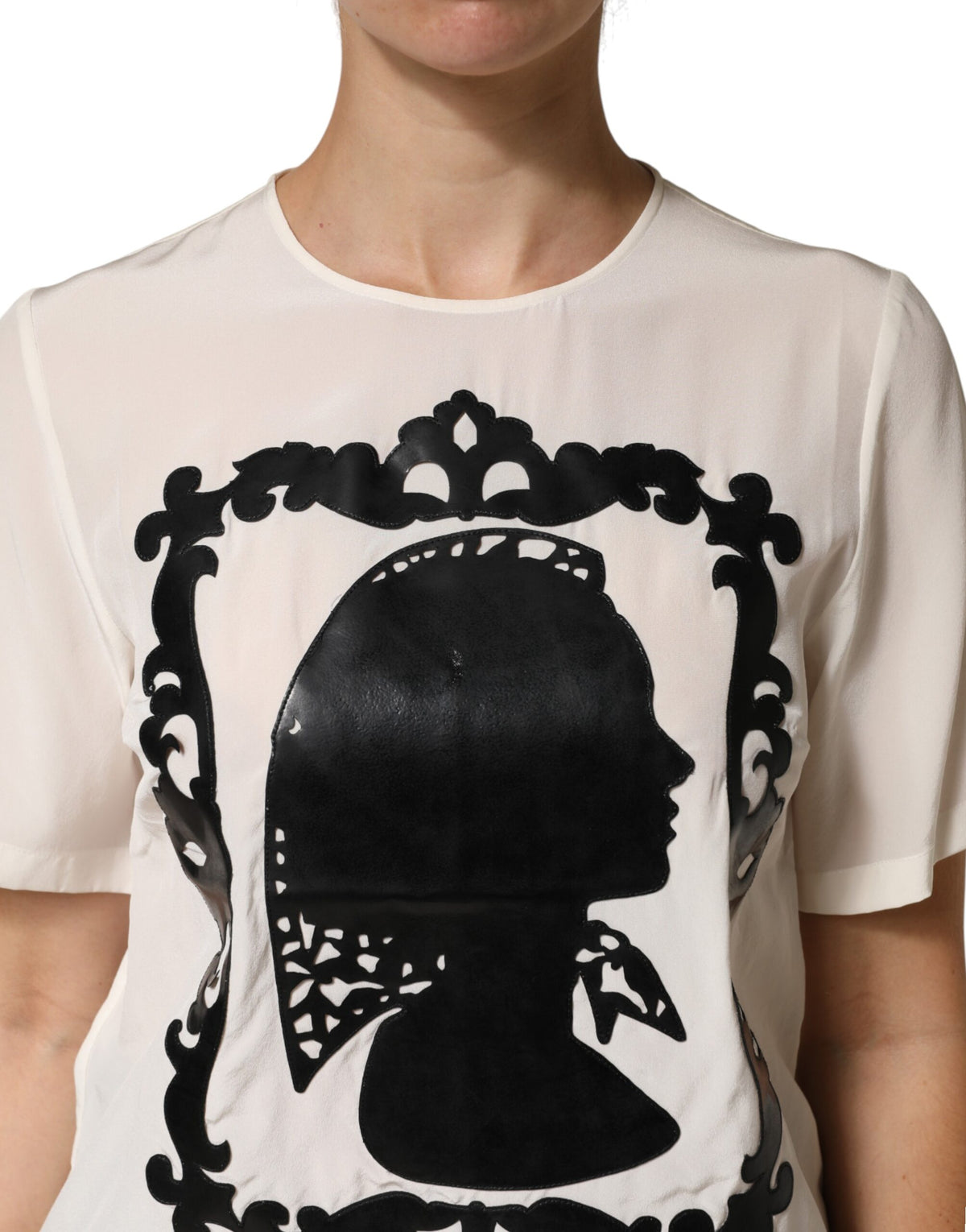 توب Dolce & Gabbana حريري كريمي قصير الأكمام بتفاصيل صورة ظلية