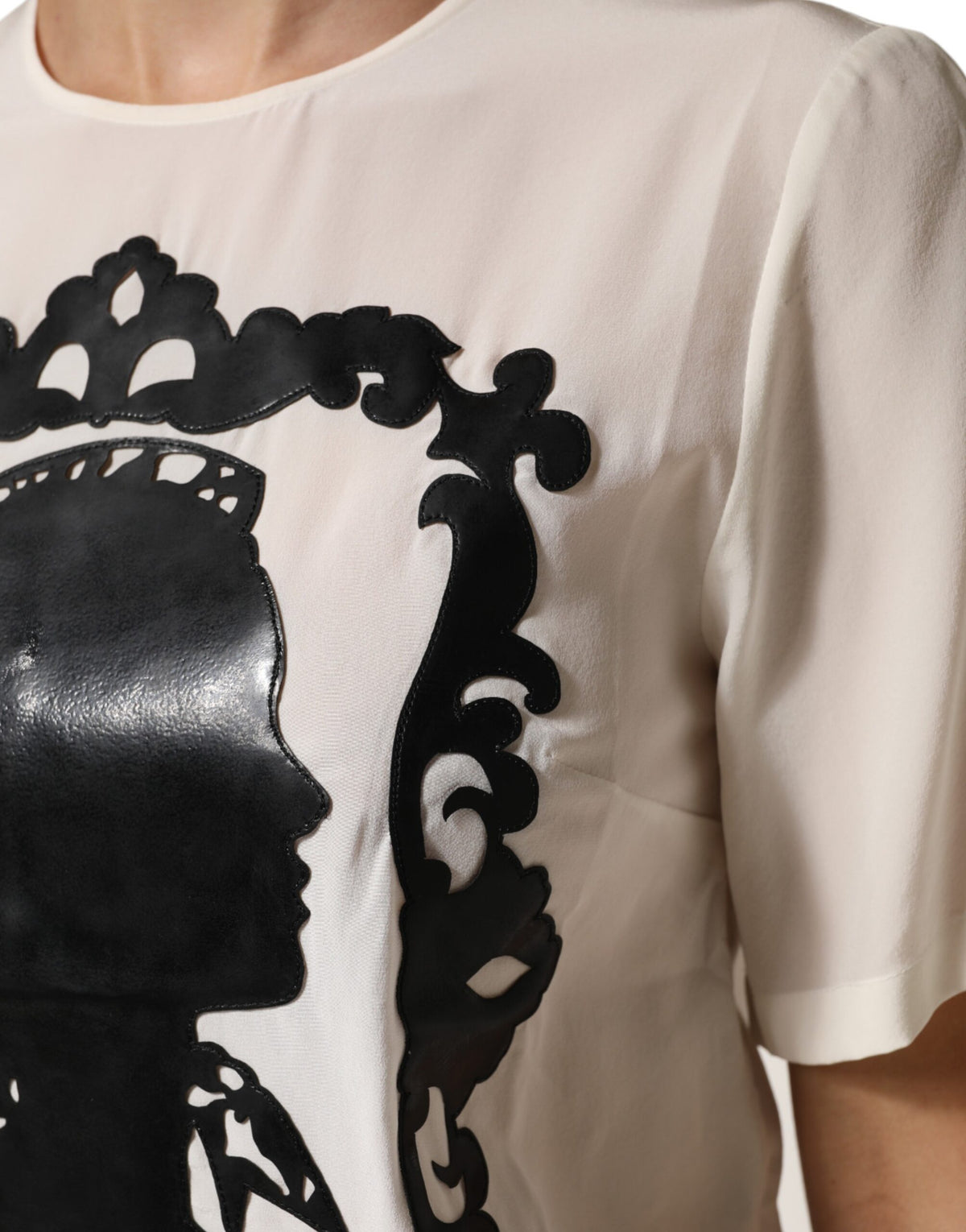 توب Dolce & Gabbana حريري كريمي قصير الأكمام بتفاصيل صورة ظلية