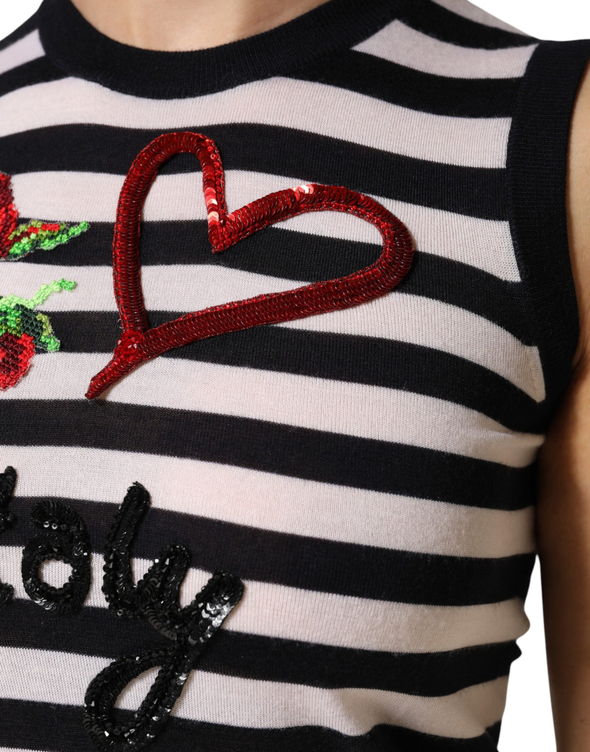 توب بلا أكمام من الكشمير والحرير باللونين الأسود والأبيض من دولتشي آند غابانا