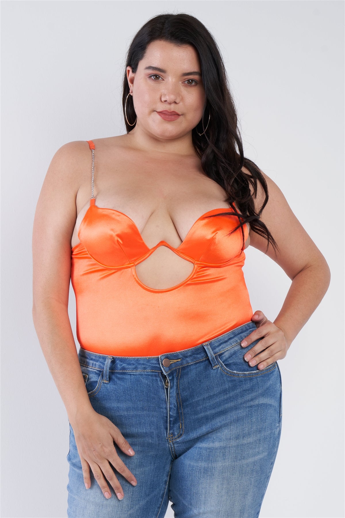بدلة داخلية من الحرير بحمالات رفيعة وقصة ثونغ عالية مع فتحة مركزية للمقاسات الكبيرة