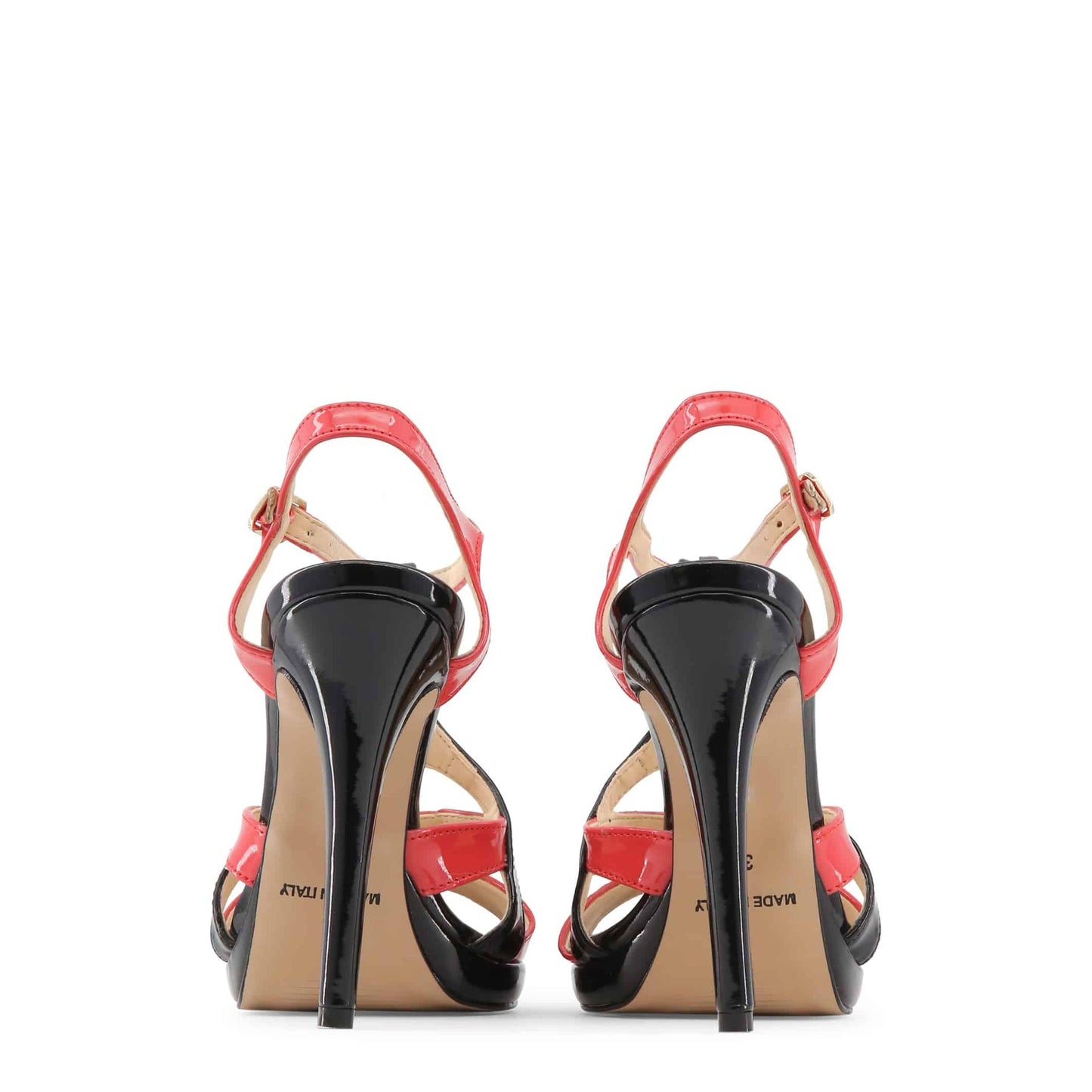 صُنعت في إيطاليا صنادل